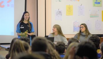 Deportistas y estudiantes de UNEATLANTICO visitan distintos centros escolares para hablar sobre “Mujer y Deporte”