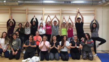 Las profesoras Andrea Corrales y Heike Fischer imparten un taller de Yoga dirigido a la comunidad UNEATLANTICO