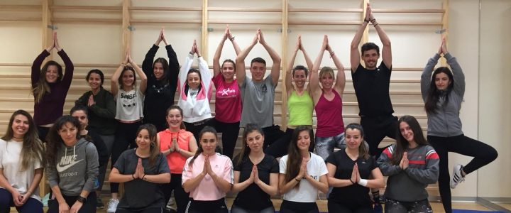 Las profesoras Andrea Corrales y Heike Fischer imparten un taller de Yoga dirigido a la comunidad UNEATLANTICO