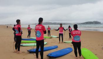 Estudiantes de UNEATLANTICO participan en un bautismo de surf impartido por Somo’s Beach Surf School