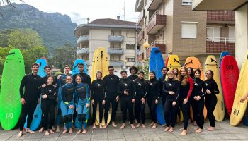 Despedimos el curso 2021-22 con un bautismo de Surf en la playa de Oriñon